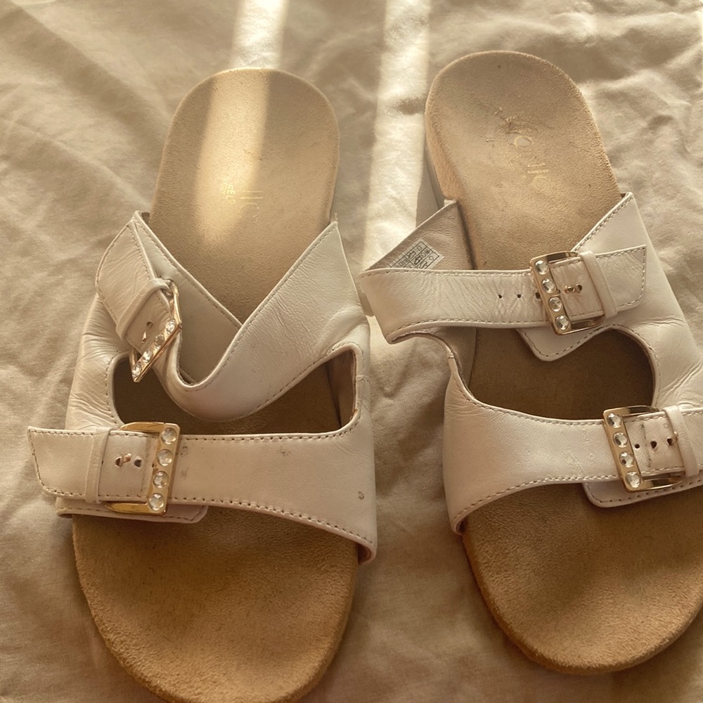 Vionic white sandals with double gold rhinestones buckles 8.5 with 1inch heel